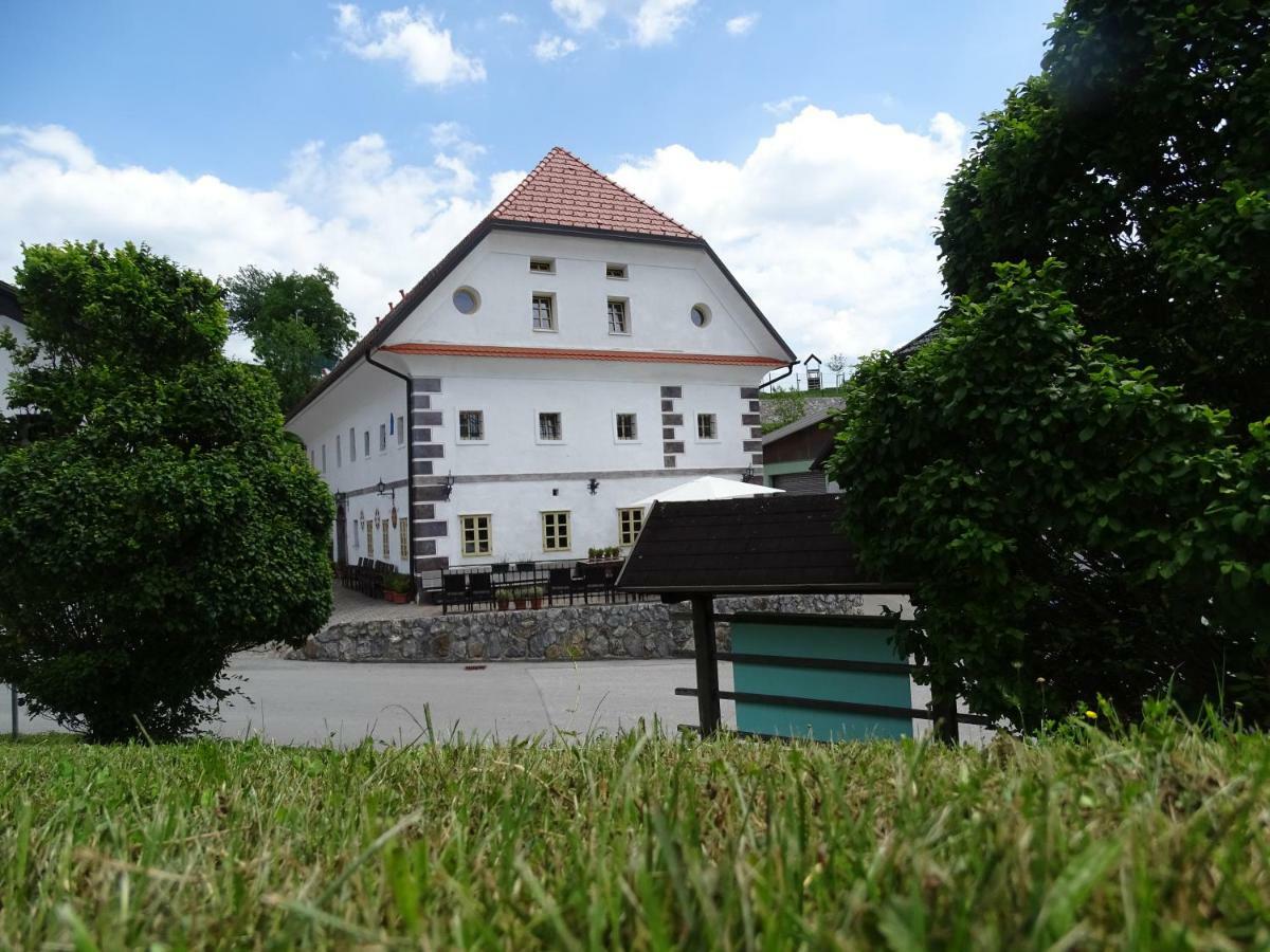 Apartments Mozinetova Hisa Sentjost nad Horjulom Exterior photo